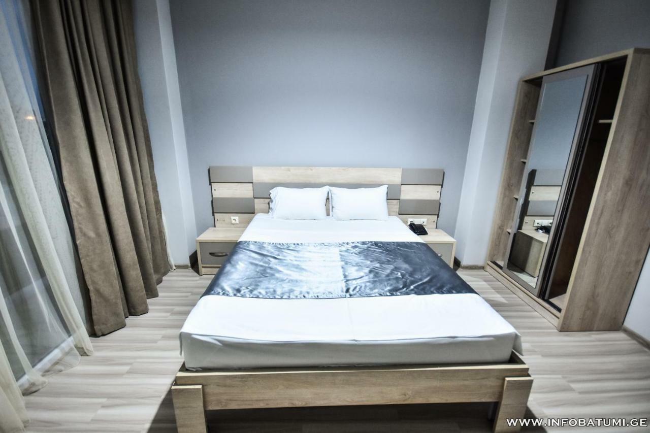 Hotel Wave Batumi Bagian luar foto