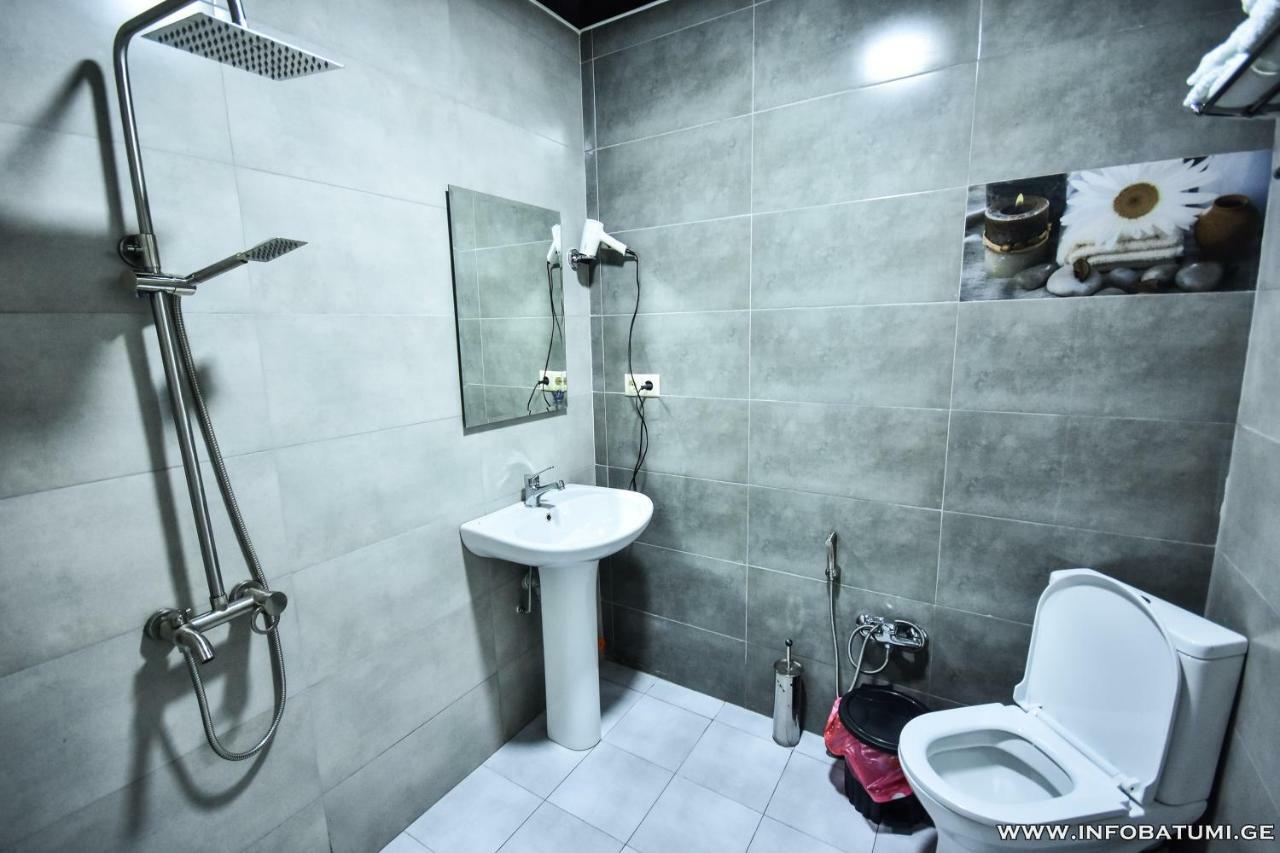 Hotel Wave Batumi Bagian luar foto